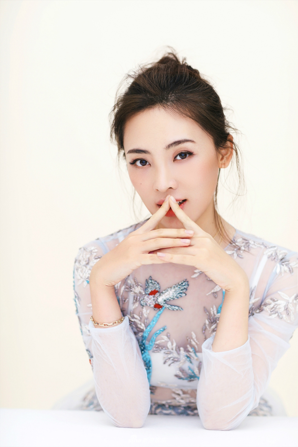 新浪娱乐讯 《绝密543》陈维涵曝光了一组最新写真,她身着白色薄纱