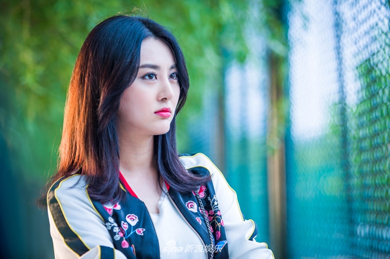 组图:《我的老爸是奇葩》甘露呆萌可爱 长发撩人清新出镜