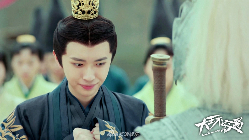 组图:《大王不容易》张逸杰朝堂尬舞 白鹿秀精致侧颜