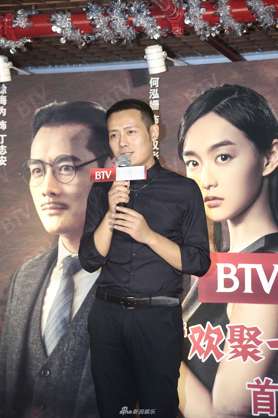 《烈火刀影》剧组进社区互动 吴佳尼徐海为大秀乒乓球技