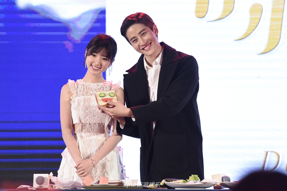 组图:mike吃臭豆腐内心崩溃 被毛晓彤吐槽语言不通