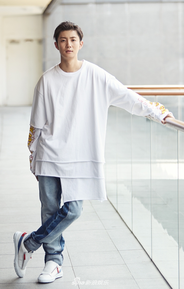 《草样年华》首曝海报 李欢初出茅庐青春气息十足