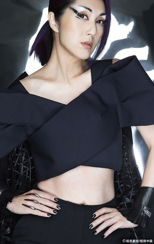 组图:杨千嬅演唱会海报露纤腰 获林海峰赞犀利人妻