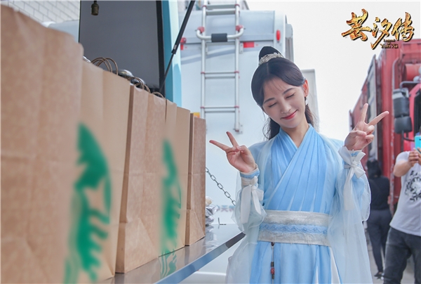 1 / 8 新浪娱乐讯 《芸汐传》在横店开拍两月有余,近日首次开放粉丝