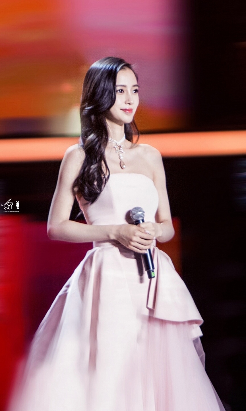 组图:辣妈baby粉裙可爱 甜笑撩发魅力尽显