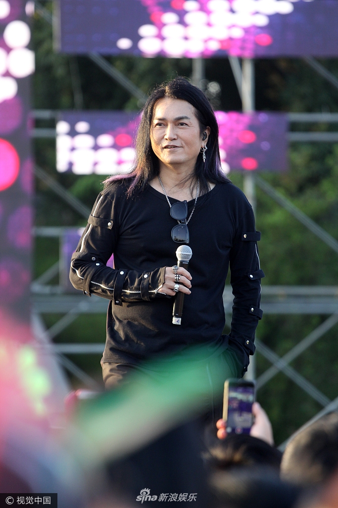 组图:岁月不饶人!58岁迪克牛仔甩长发一脸皱纹显沧桑