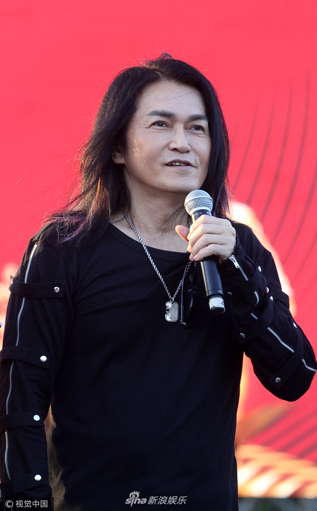 组图:岁月不饶人!58岁迪克牛仔甩长发一脸皱纹显沧桑