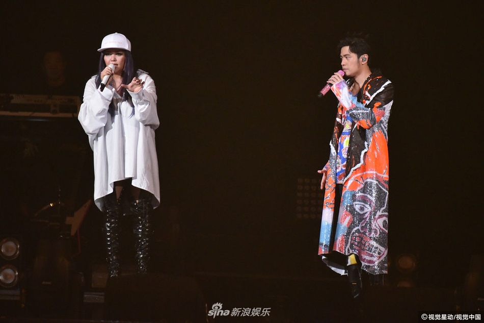 周杰伦张惠妹同台热舞气氛嗨