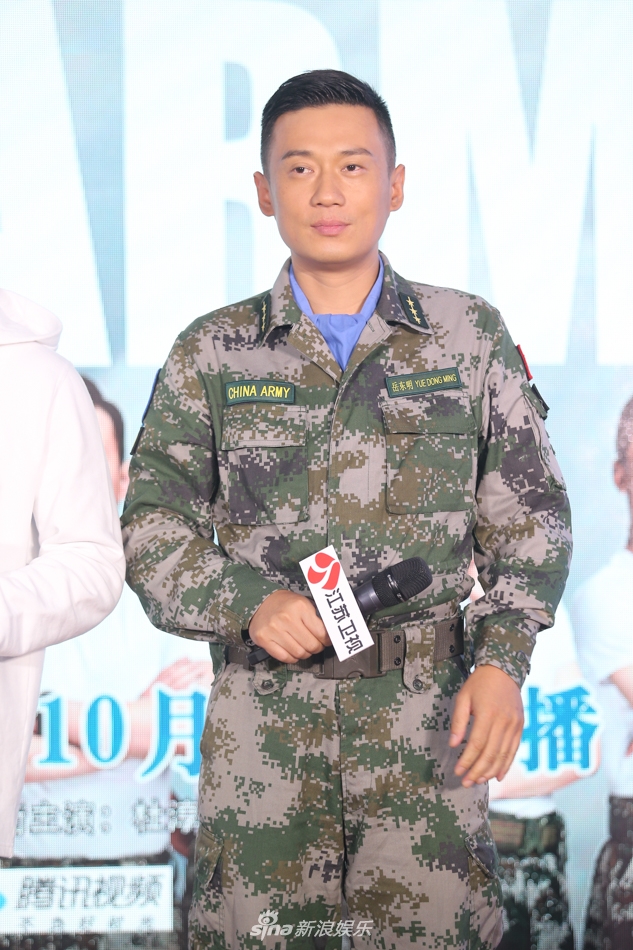 组图:杜淳亮相《维和步兵营》宣传会 亲密拥抱贾青cp感十足