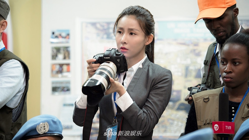 组图:《维和步兵营》贾青化身战地记者 笑容阳光温暖治愈