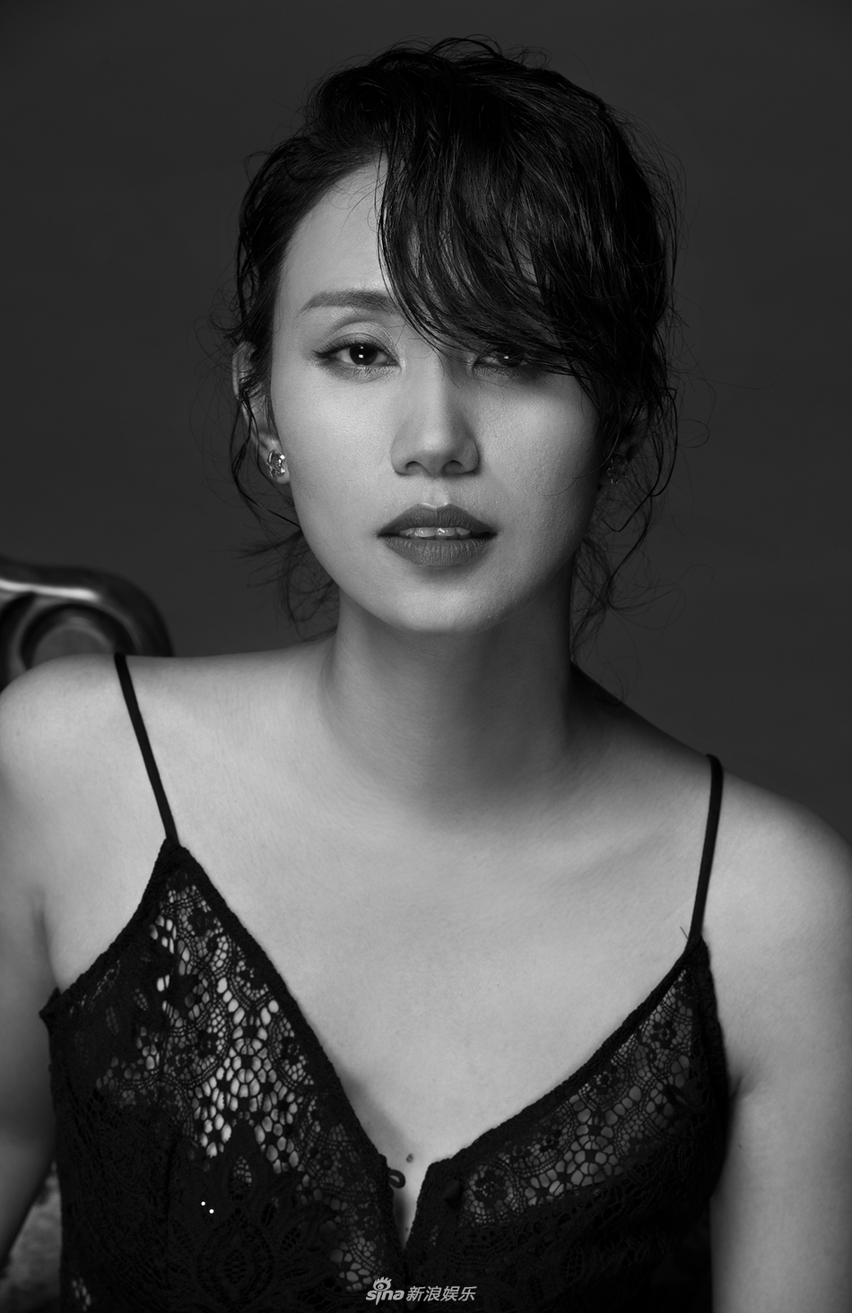 《花儿与远方》卢卓婕放飞自我 气质反差魅力满分