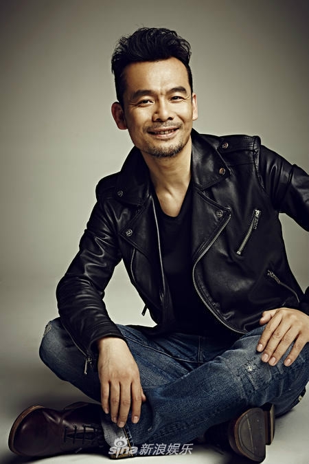 新浪娱乐讯 《沸腾的群山》宋佳伦饰演营长李龙岗,在