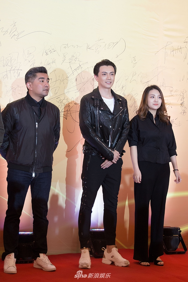 李亭哲亮相"文荣奖"红毯 潇洒率性嘻哈风亮眼