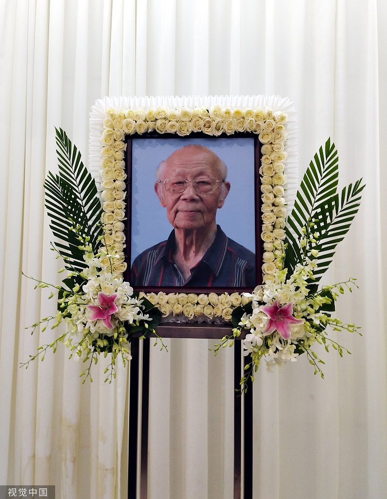 组图:送别黑猫爷爷!戴铁郎追悼会举行 厅内摆有黑猫警长雕像