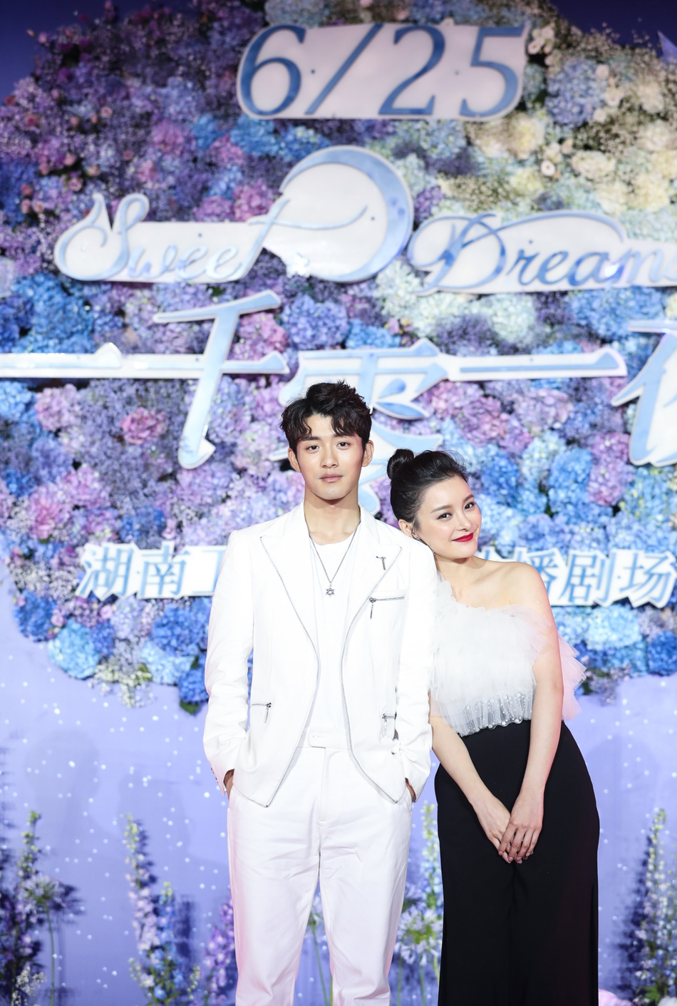组图:迪丽热巴吊带花裙亮相 秒变撒娇鬼展现花式撩