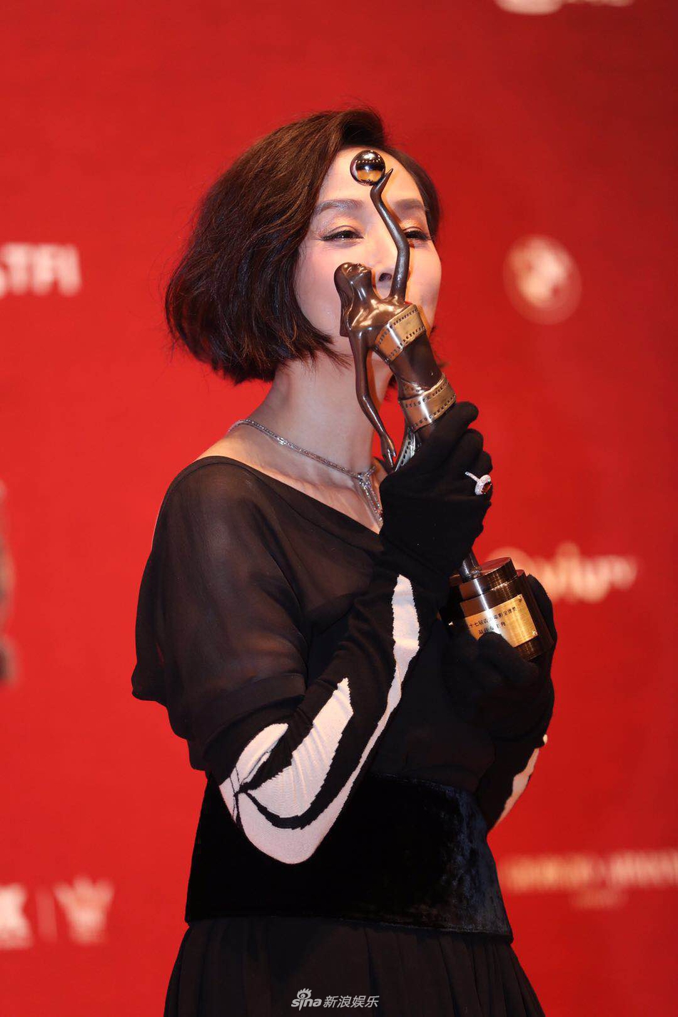 组图毛舜筠凭黄金花夺影后后台捧杯献吻