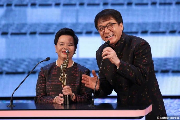 成龙为杨容莲颁发专业精神奖