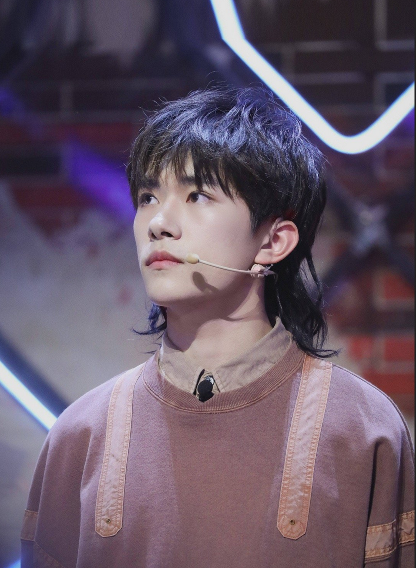 易烊千玺又换新发型,以鲻鱼头造型亮相;罗志祥,韩庚穿嘻哈套装酷帅有