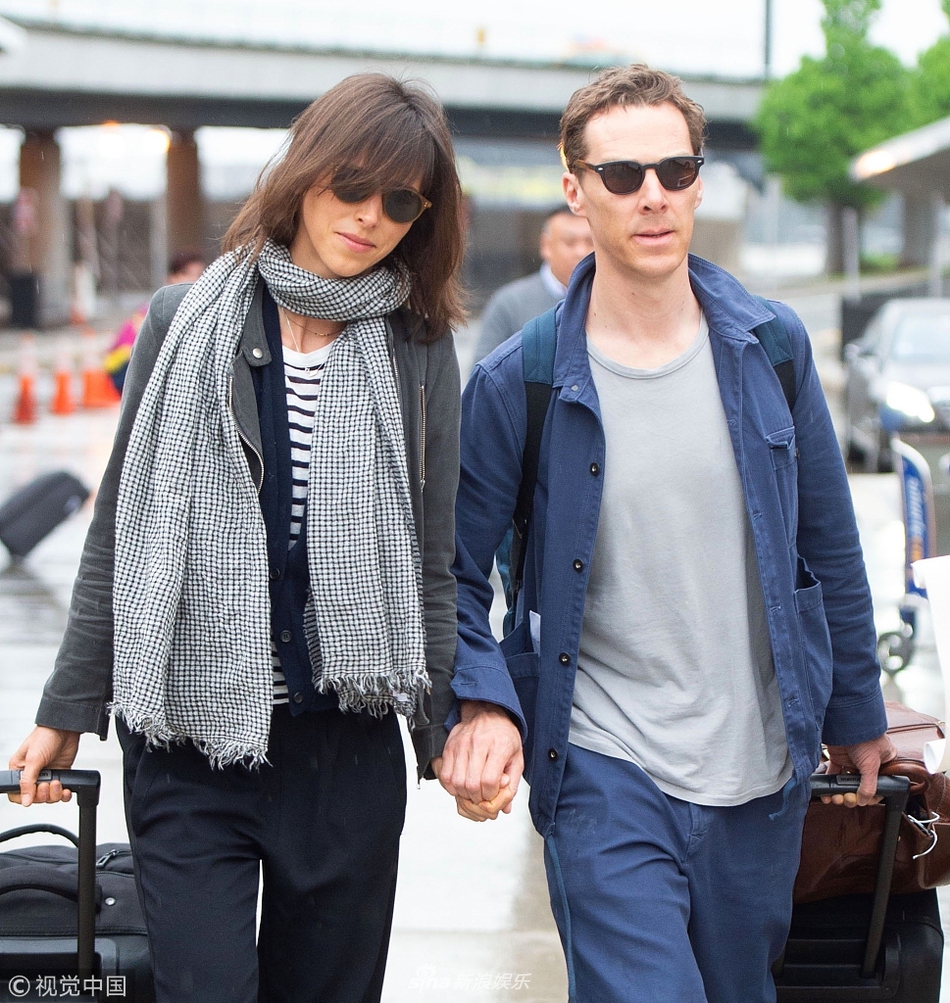 组图:三好男人!卷福拎大包小裹显狼狈 不忘牵手妻子恩爱满分