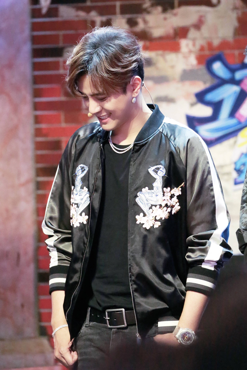 易烊千玺又换新发型,以鲻鱼头造型亮相;罗志祥,韩庚穿嘻哈套装酷帅有