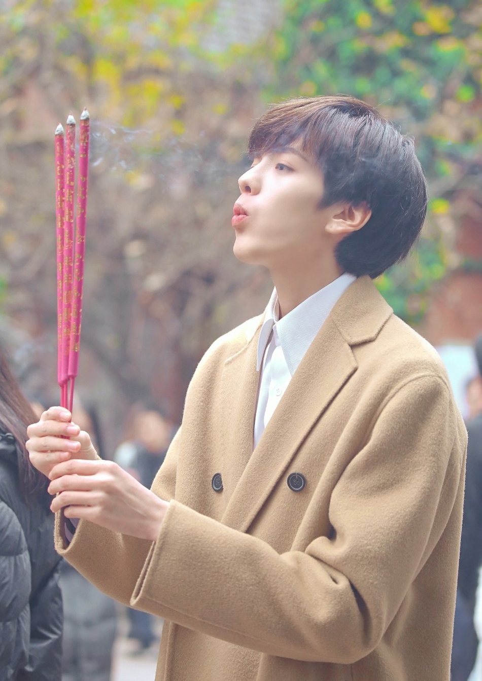 组图毕雯珺首部电视剧开机驼色风衣内搭西装帅气亮相