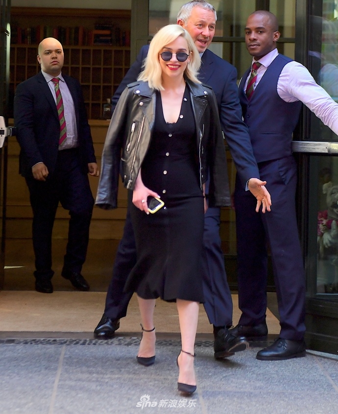 新浪娱乐讯 当地时间5月21日,emilia clarke艾米莉亚·克拉克现身纽约