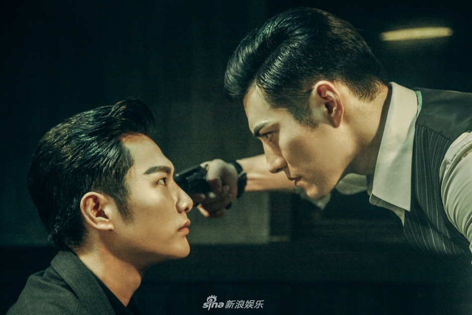 组图:《小楼又东风》曝剧照 严屹宽西装造型尽显man力十足