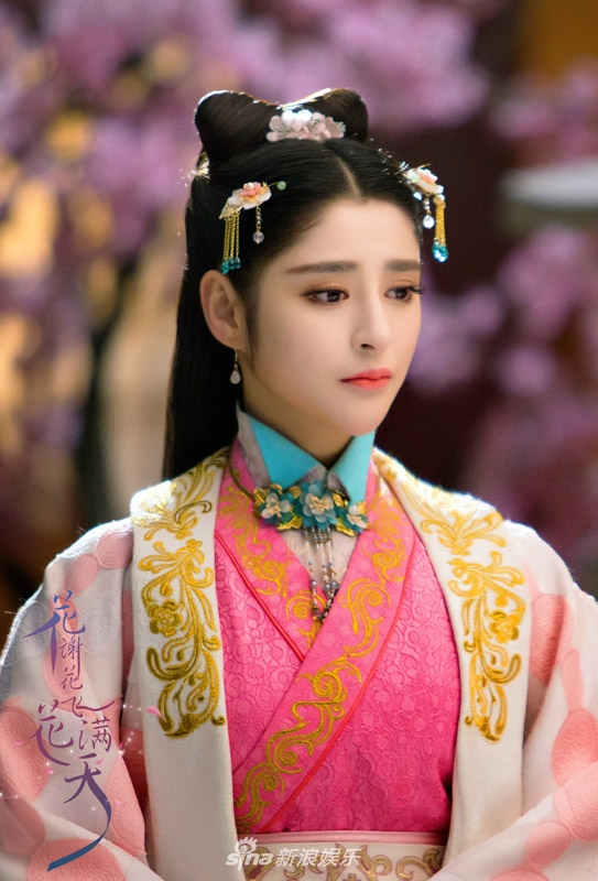 组图:《花谢花飞花满天》曝剧照 刁蛮公主李心艾玩变脸