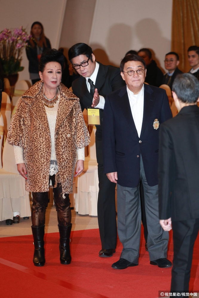 组图:方逸华追思会举行 前特首赌王四太及群星现身会场鞠躬吊唁