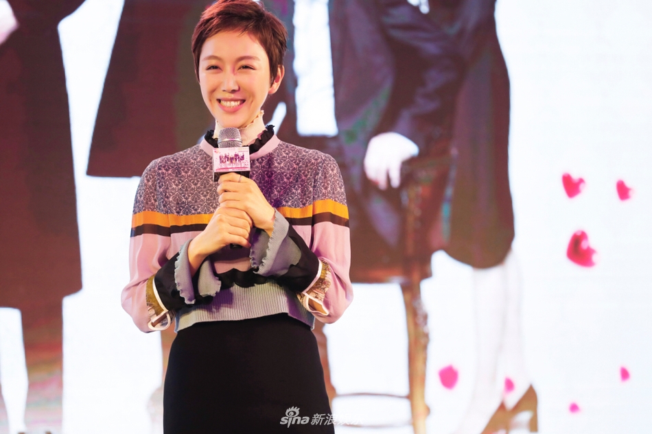 宋丹丹亮相《亲爱的她们》发布会 带大红围巾喜气洋洋