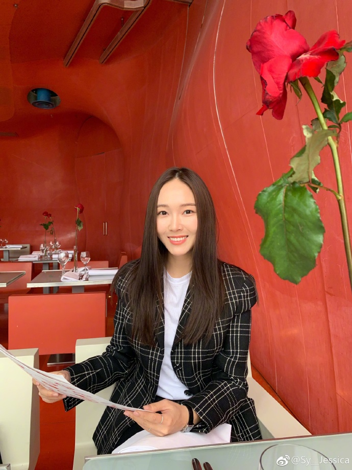 新浪娱乐讯 3月5日,郑秀妍在微博上分享了自己的美照,她披着长发坐在