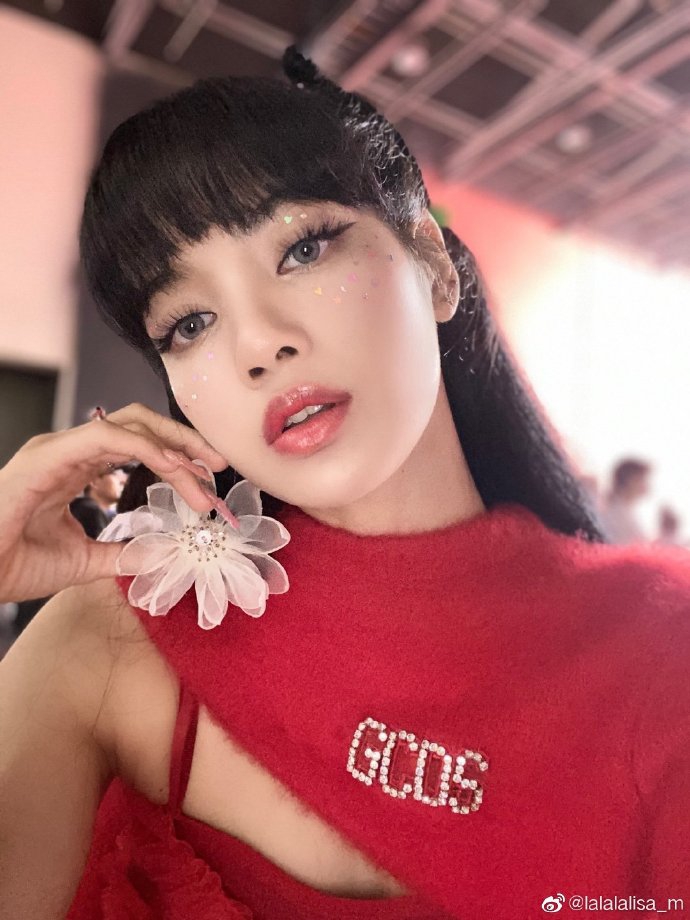 組圖：Lisa穿運動小白裙秀性感直角肩 美甲精緻染綠髮清新個性