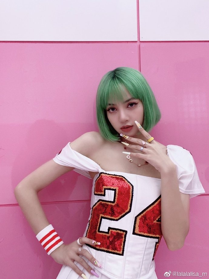 組圖：Lisa穿運動小白裙秀性感直角肩 美甲精緻染綠髮清新個性