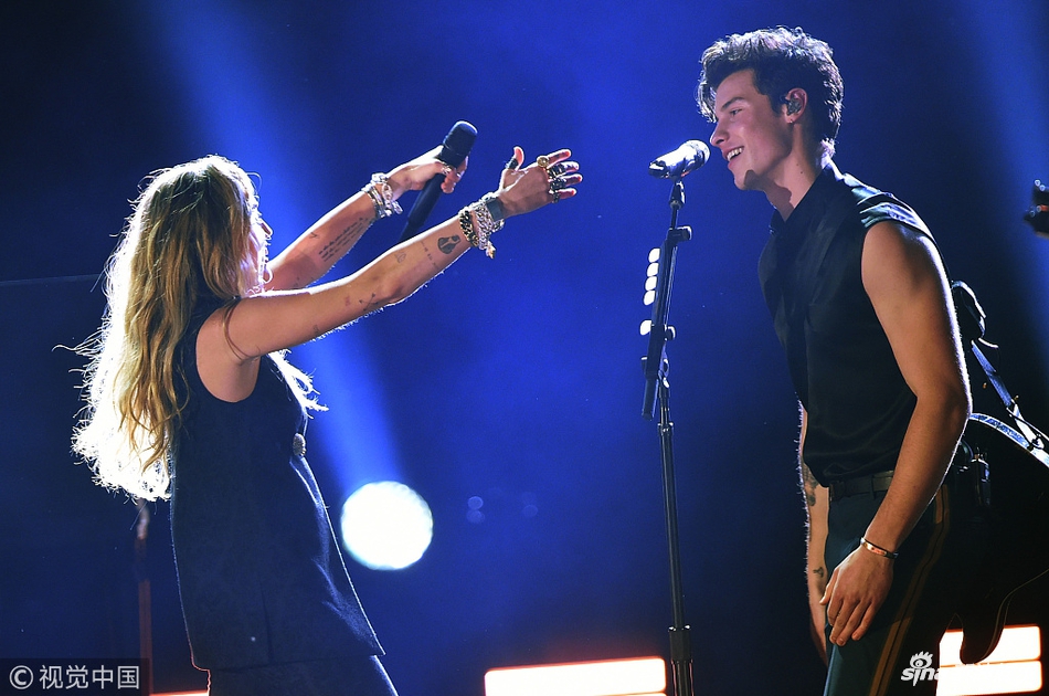 组图:格莱美现场麦莉萌德同台献唱 首次合作二人相拥默契足