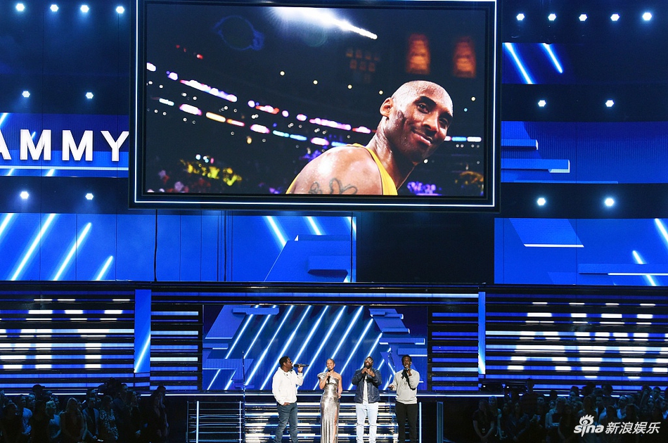 组图格莱美现场悬挂球衣纪念科比大屏幕播放昔日照片惹人泪目