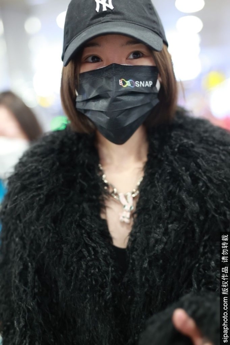 组图：毛晓彤穿黑色毛绒外套现身机场 开心打招呼