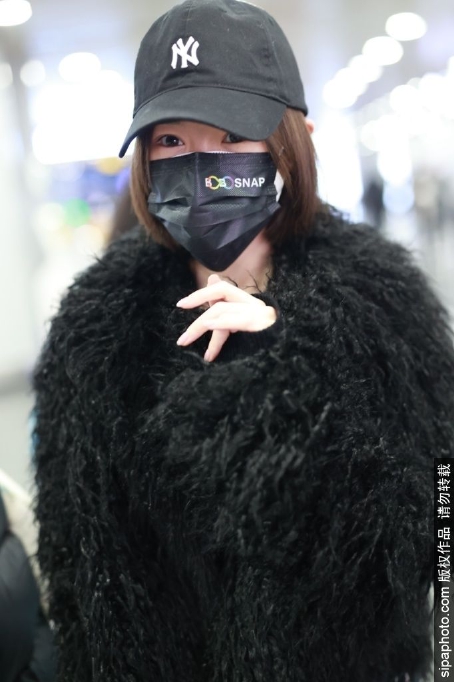 组图：毛晓彤穿黑色毛绒外套现身机场 开心打招呼
