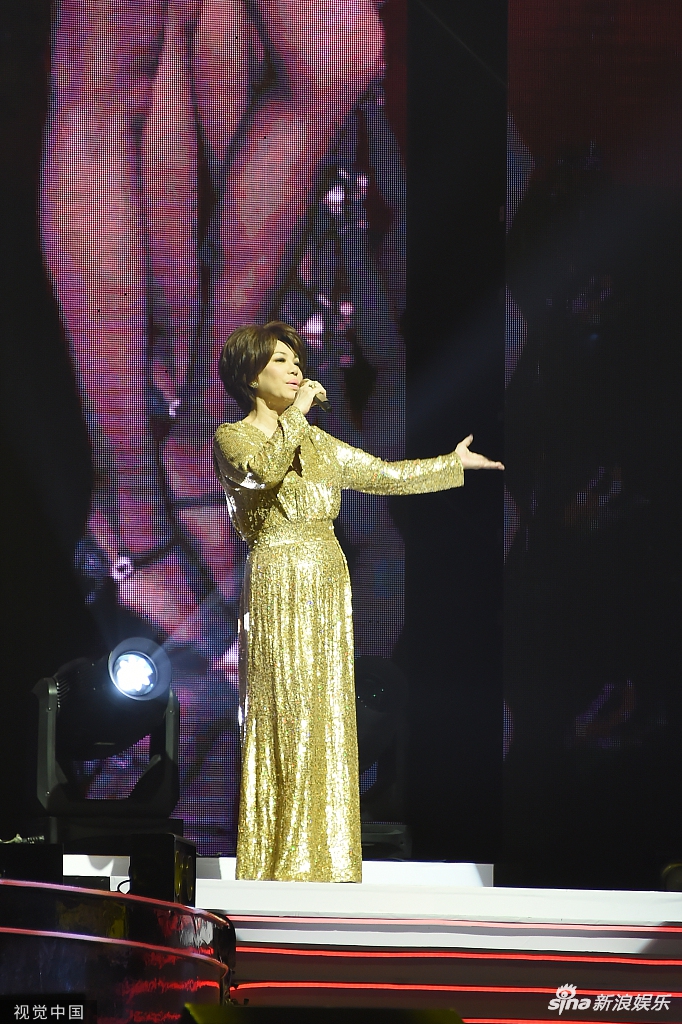 组图:61岁蔡琴演唱会老歌联唱 率性脱鞋当众落泪深情感人
