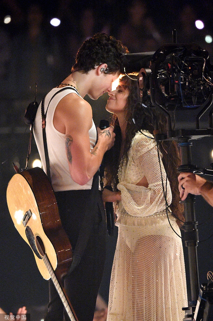 萌德卡妹同台表演27日,萌德shawn mendes和. 来自据说很好听 - 微博