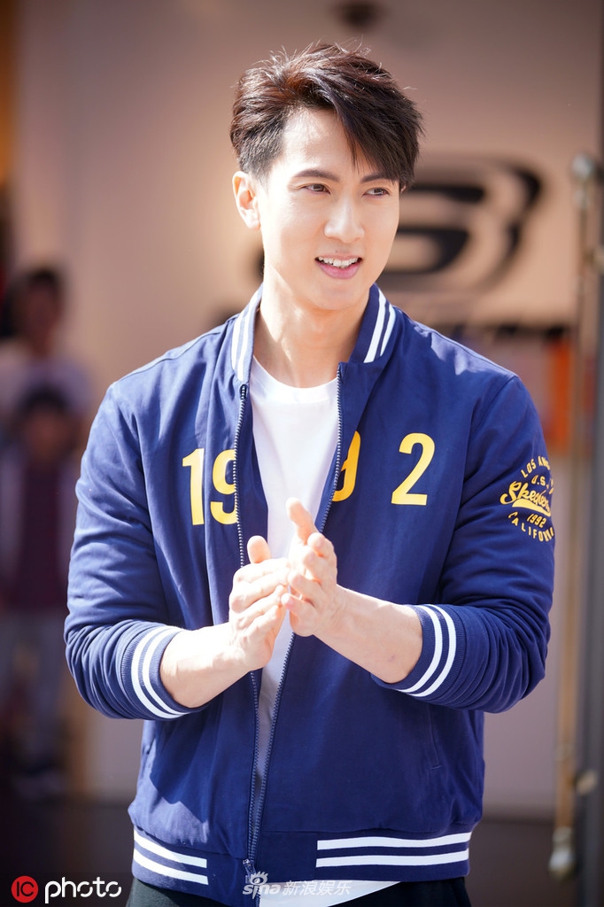 组图:吴尊携萌娃亮相品牌活动 neinei戴蝴蝶结发箍可爱俏皮_高清图集