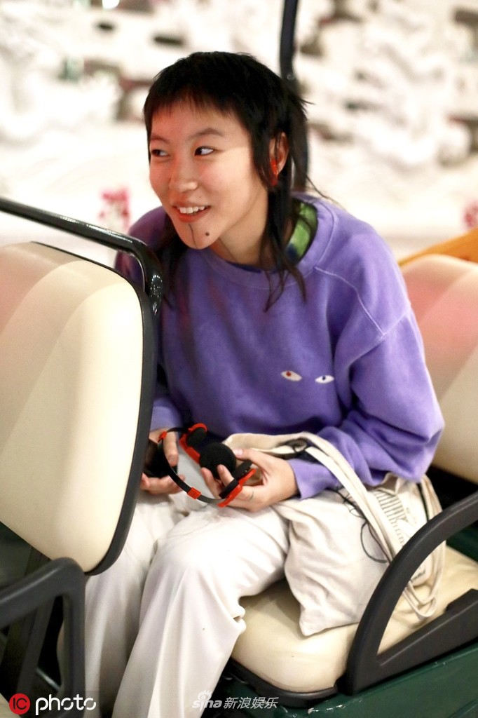 组图:王菲女儿窦靖童穿香芋紫卫衣现身 坐机场观光车表情呆萌
