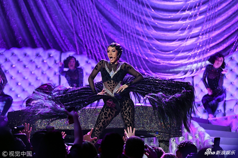 组图:卡迪-b穿黑色豹纹献唱格莱美 似孔雀开屏霸气十足