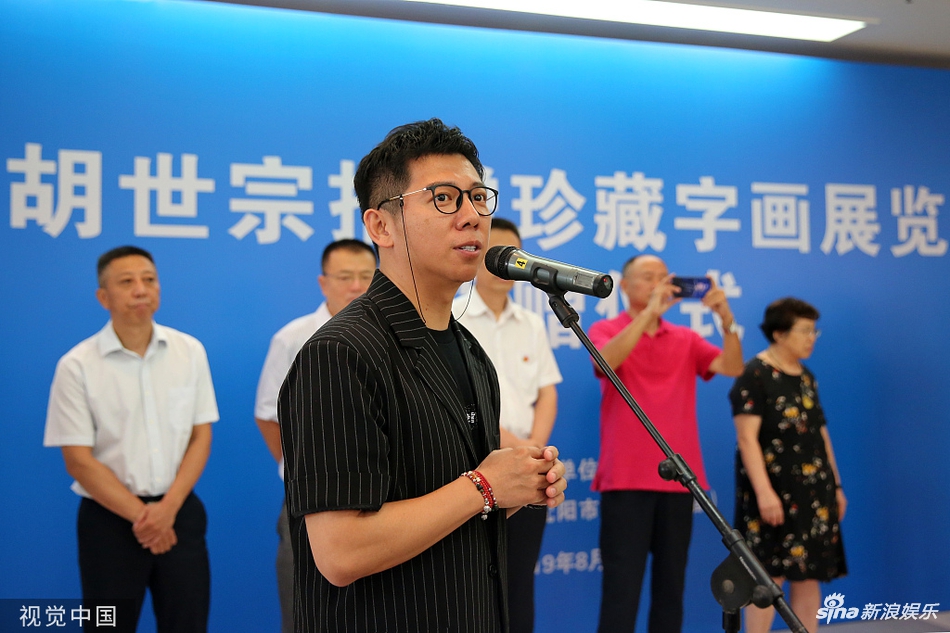 组图:胡海泉助阵父亲胡世宗捐赠仪式 穿着简单笑容亲和接地气