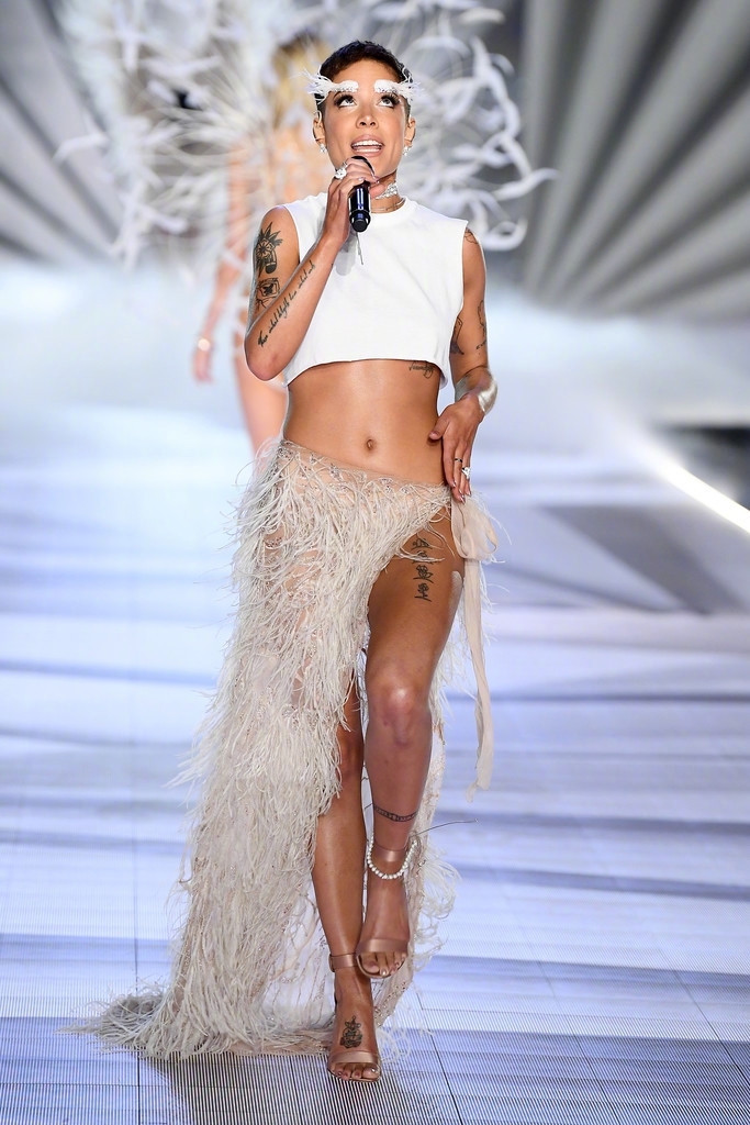 海尔希"白眉大侠"造型助阵维密 流苏开叉裙秀美腿蛮腰