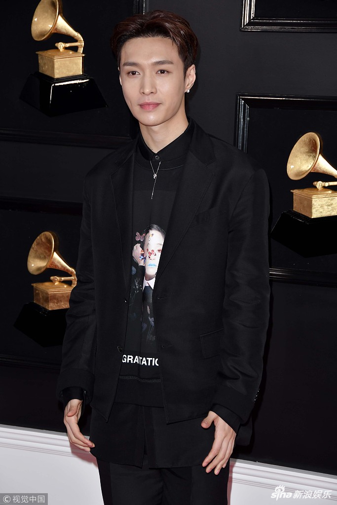 组图:张艺兴黑色西装亮相格莱美 双手比赞帅气绅士
