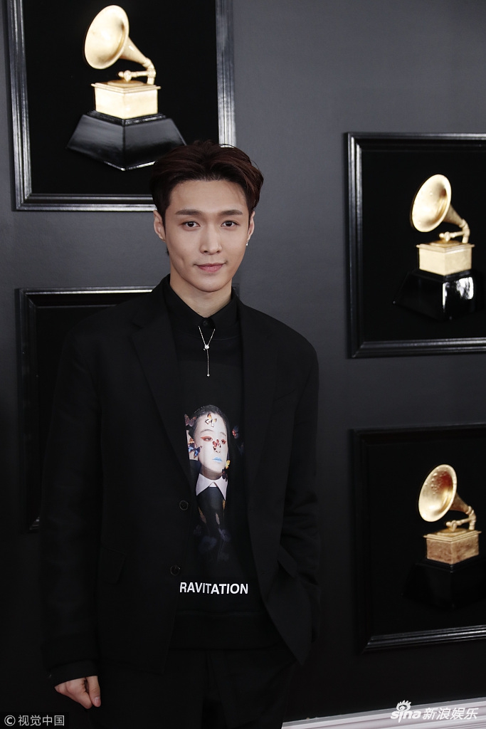 组图:张艺兴黑色西装亮相格莱美 双手比赞帅气绅士