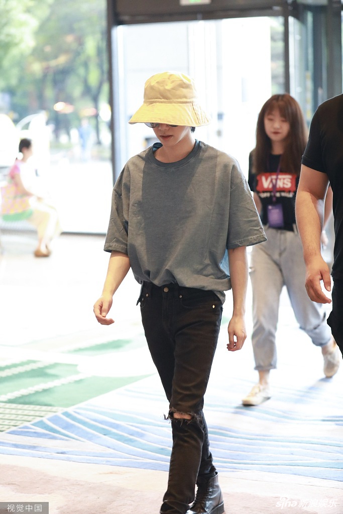 组图华晨宇破洞牛仔裤搭配小黄帽变夏日酷盖低头快步走