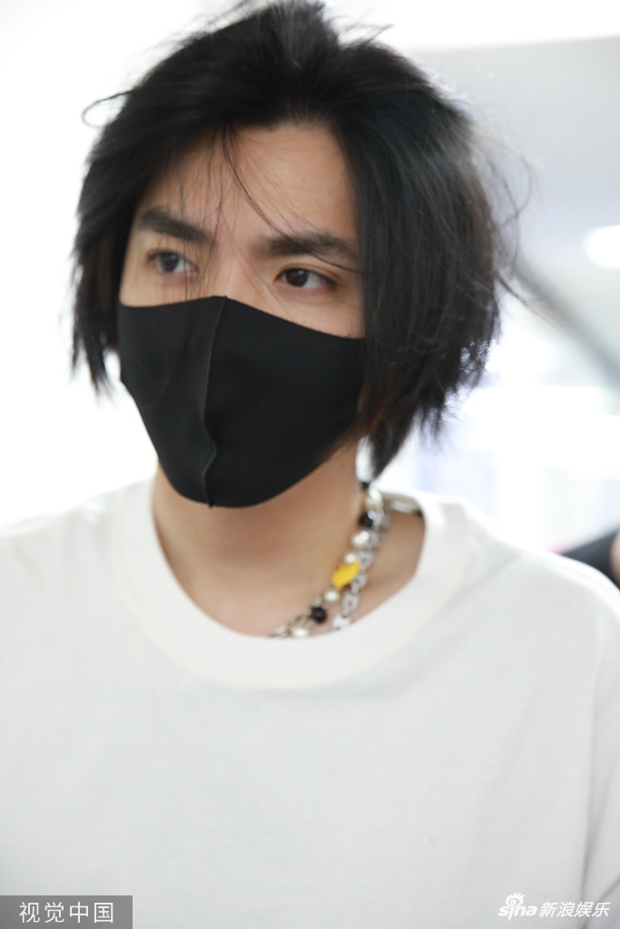照片中,吴亦凡长发飘飘戴口罩遮面变"撕漫男",身穿干净白色t恤搭配