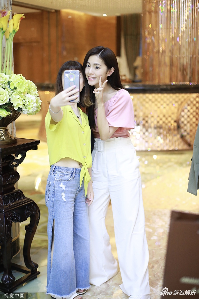 1 / 8 新浪娱乐讯 8月26日,selina任家萱妹妹任容萱录制节目现身.