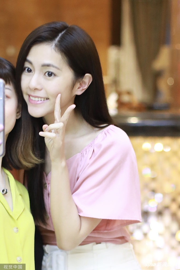 组图:selina妹妹任容萱肌肤白皙 与粉丝合影比剪刀手气质甜美_高清